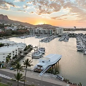 The Pier Pods On The Water- 50m From Bus Terminal And Ferry Terminal- Passport Id Requried Hôtel capsule